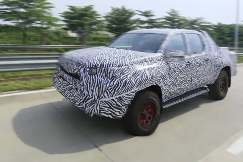 <b>或将搭载柴油8AT动力 福田皮卡威猛悍将路试谍照流出</b>